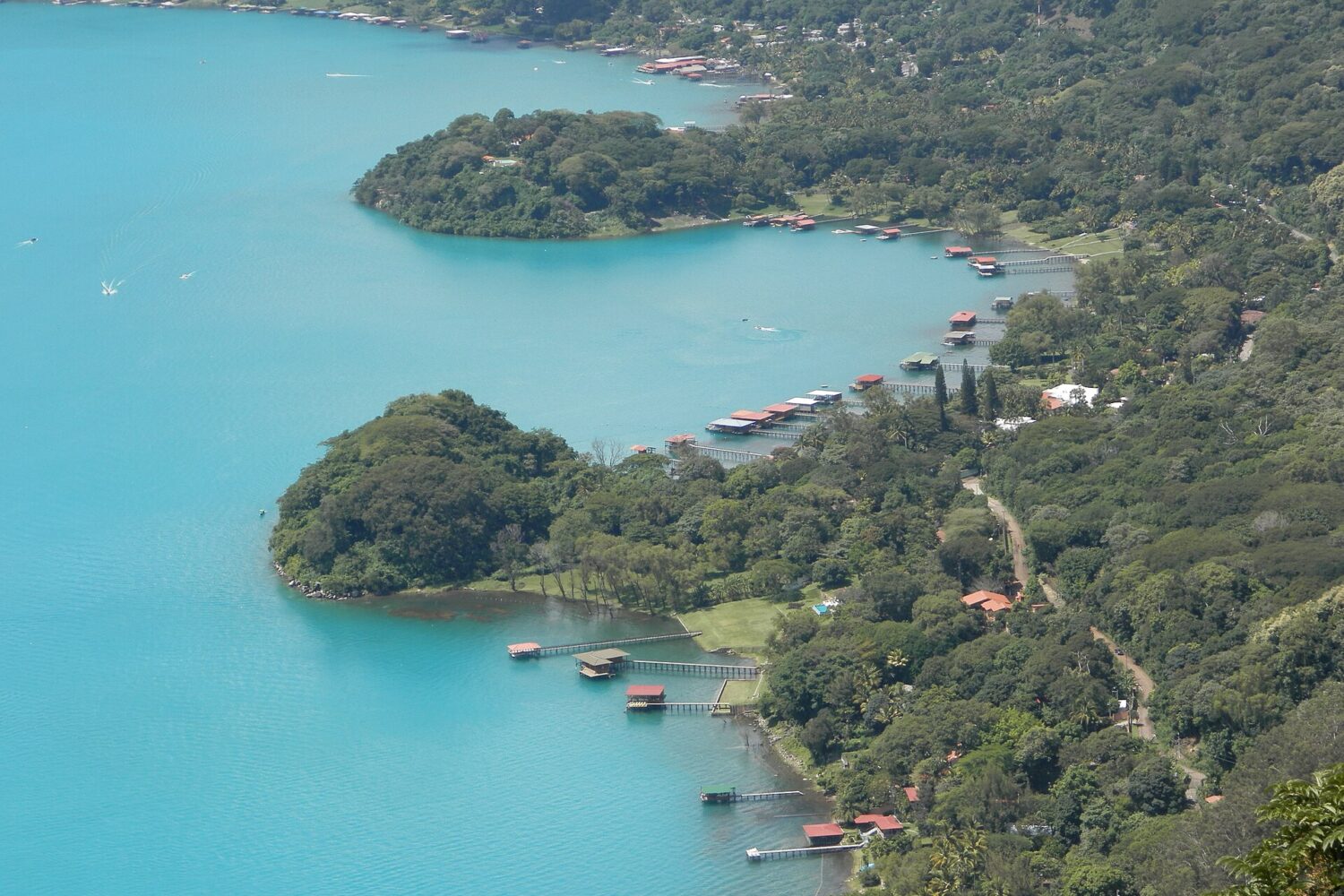 Turquoise bay at Los Anteojos on Lake Coatepeque