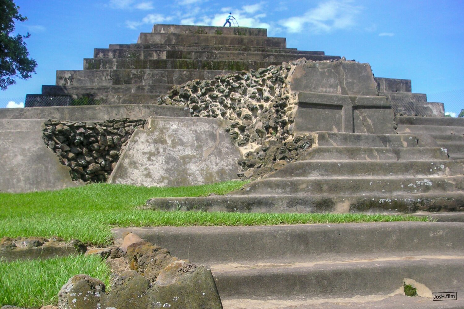main pyramid of Tazumal in Chalchuapa Mayan ruins tour El Salvador – main pyramid of Tazumal in Chalchuapa