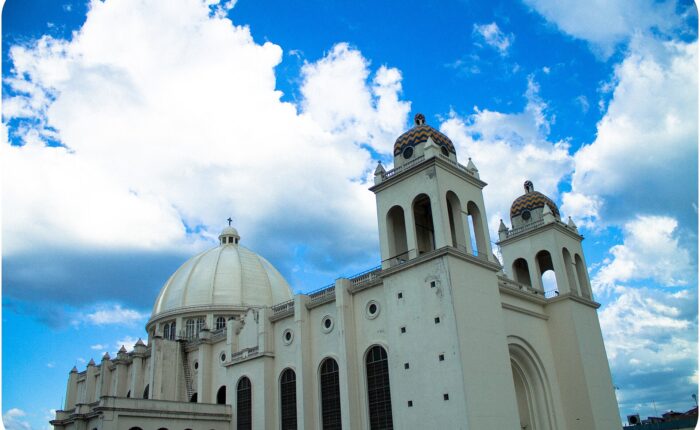 San Salvador city tour – Metropolitan Cathedral in the historic center