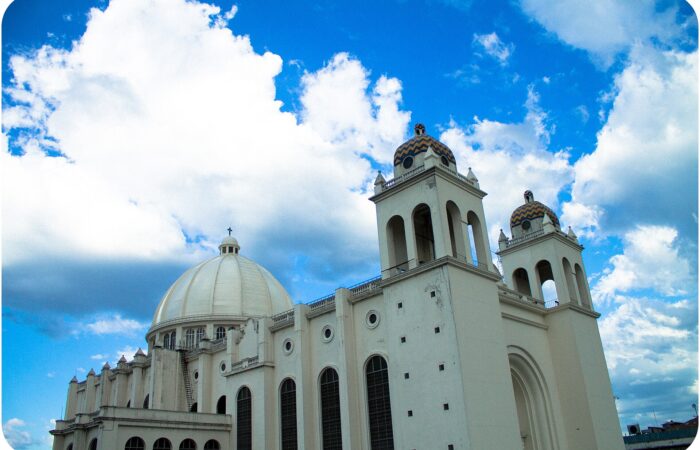San Salvador city tour – Metropolitan Cathedral in the historic center
