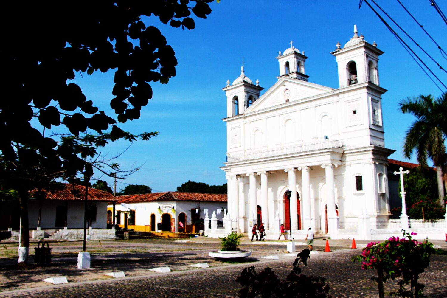 white Santa Lucía church on the main square Suchitoto day trip – white Santa Lucía church on the main square