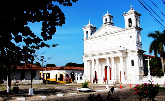 Suchitoto day trip – white Santa Lucía church on the main square