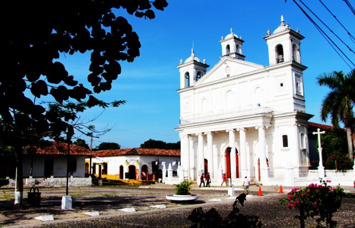 Suchitoto day trip – white Santa Lucía church on the main square