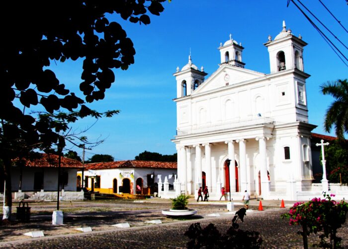 Suchitoto day trip – white Santa Lucía church on the main square