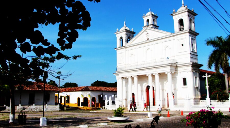 Suchitoto day trip – white Santa Lucía church on the main square