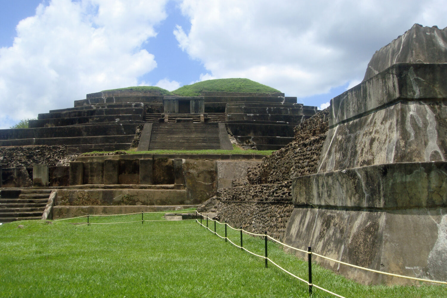 Tazumal pyramid and structure B1-2 at Chalchuapa Tazumal pyramid and structure B1-2 at Chalchuapa